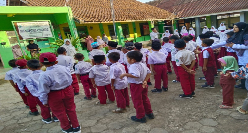 Menumbuhkan Jiwa Nasionalisme Sejak Dini: Khidmatnya Upacara Senin Pagi di MI Cihurang
