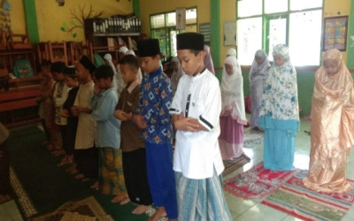 Menabur Benih Kebaikan: Indahnya Salat Berjamaah Siswa MI Cihurang
